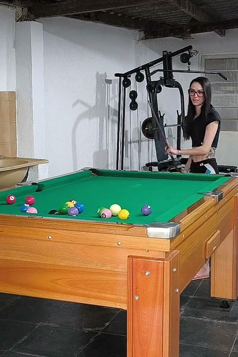 Dejando desnuda a la chica delgada