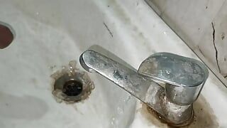 I peeed in the handwashing tap