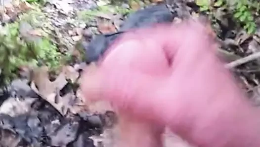 Ormanda dışarıda mastürbasyon yapıyor, neredeyse yakalandı.