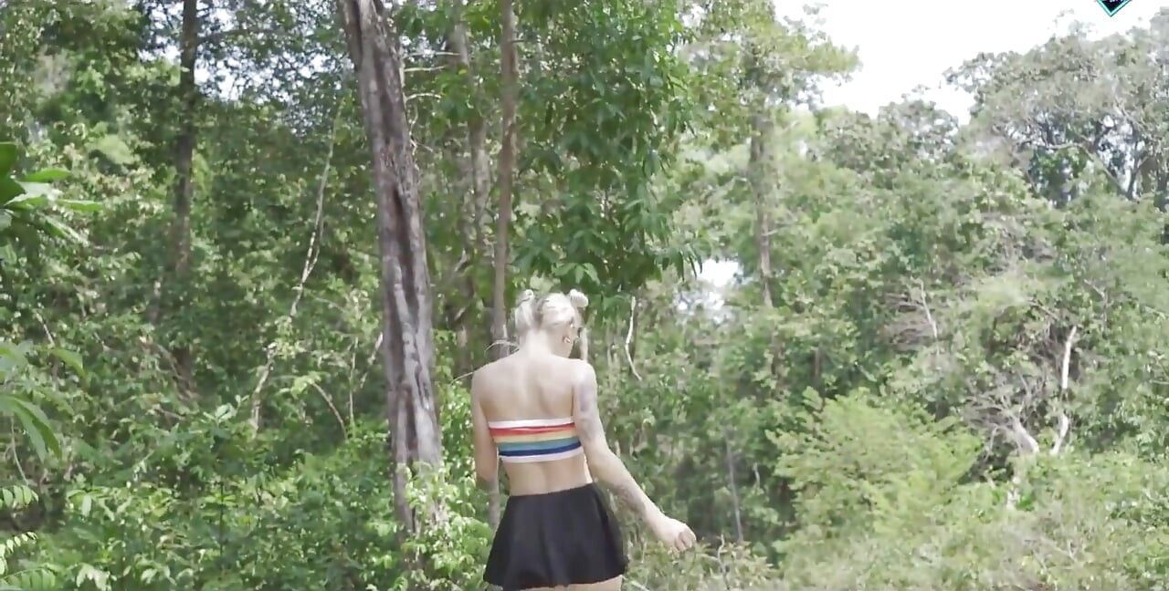 Saftiger blowjob im wald Von heißer blondine mit sperma im mund!