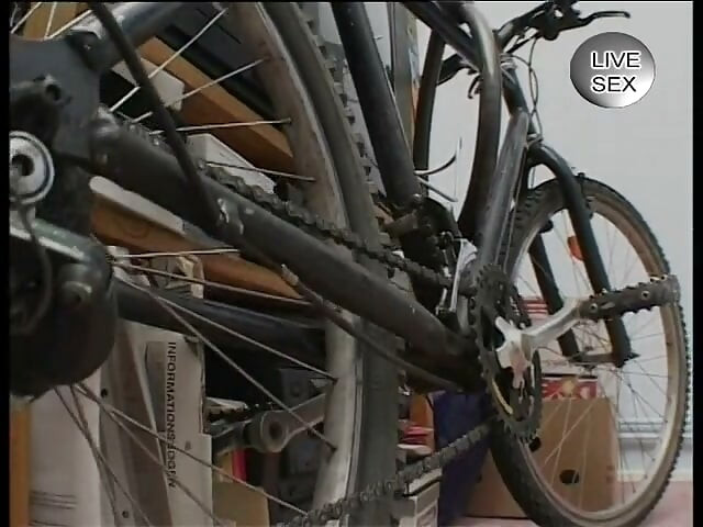 Curvă brunetă penetrată cu degetul și futută înainte ca sperma să cadă pe țâțele ei mici