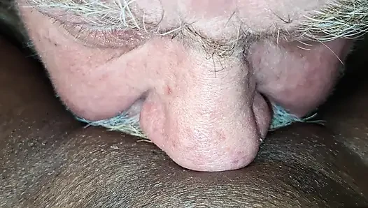 Tiny Blue Nasty пробует накачку киски!