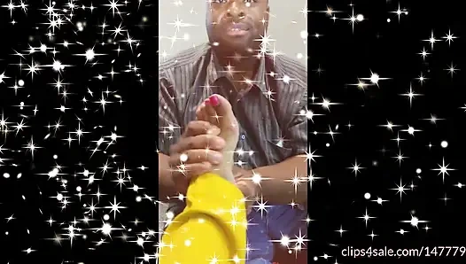 Желтые потные грязные подошвы после вечеринки