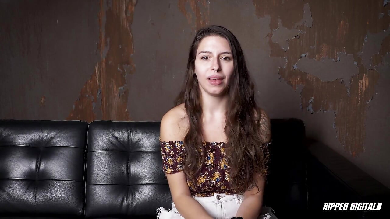 Perempuan jalang submisif Chloe Groans mengambil mainan besar selepas fisted