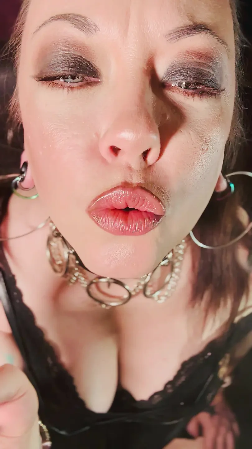 女孩Tina Snua用火柴点燃软木香烟 - 胖美女漂流烟雾和快速吸气