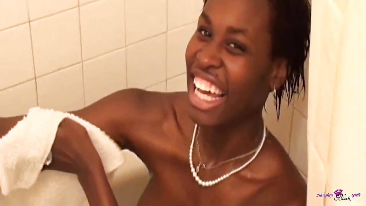 تريستينا ميلز ساخنة جدا لدرجة أنها دخلت الحمام بكعب عالي جاهز للاستمناء الفتاة