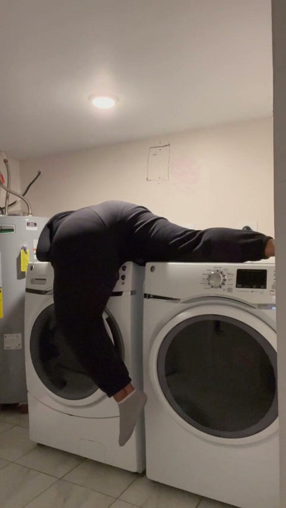 Kijk hoe ik in SLOW MOTION op de wasmachine wrijf | Clip 2