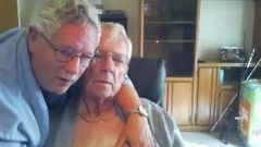 Dos abuelos abrazados, besándose y amando - no hardcore