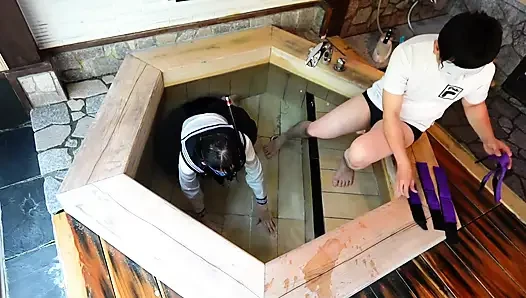 Tropfende Uniform, in einer Badewanne gefesselt und Unterricht außerhalb des Campus unterrichtet