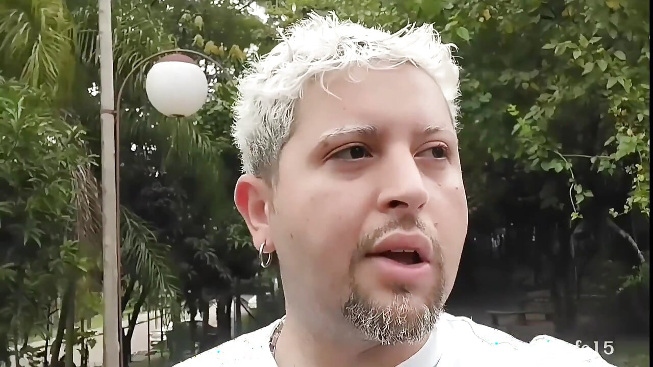 私は、友人をこっそり吸った後、公衆トイレで自分自身をチラ見せしているところを捕まりました。