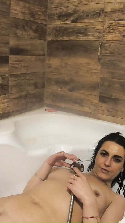 Perverzne MILF igre s mega orgazmom u kadi kod kuće