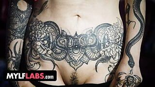 Mylf - splendida milf tatuata con grandi tette mostra le sue abilità nel gestire grossi cazzi