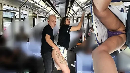 Reiben während der u-bahnfahrt unter ihrem rock.