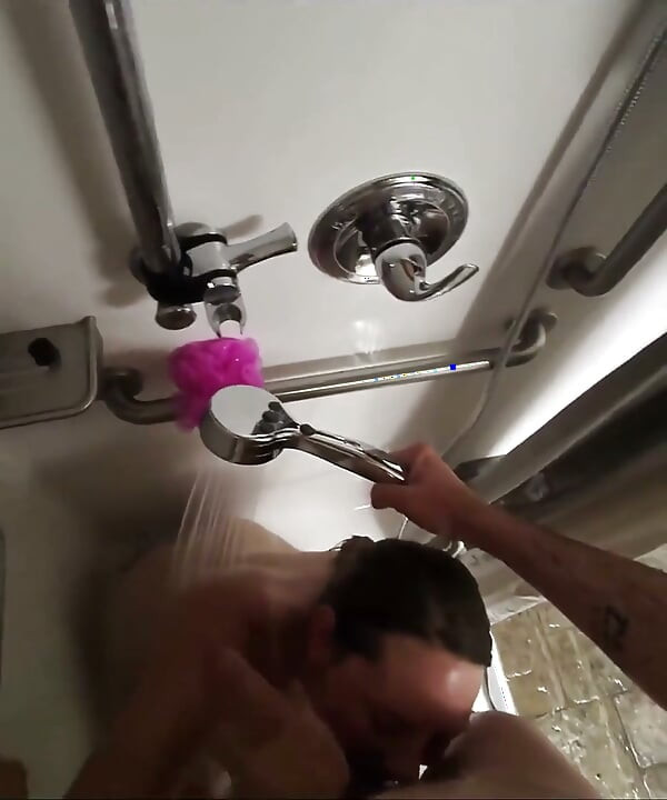 POV openbare douche pijpbeurt achter de schermen met hete vrouw