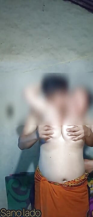 Üvey anne ateşli ve seksi meme uçları ile oynuyor