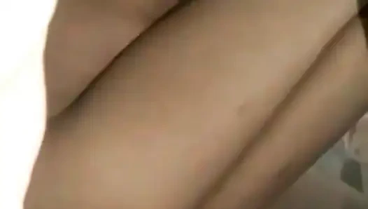 Gadis hot desi mandi dan colok memeknya sendiri