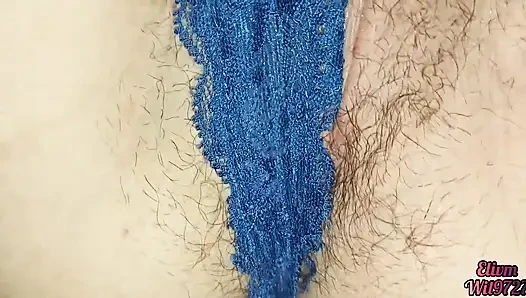 Üvey kız kardeşimin iç çamaşırlı amına bakıyorum