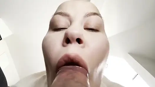 Kau bisa merasakan nafasku. Vilu vidish si gadis botak lagi asik nyepong kontolnya sampai tangannya dicrot sperma hangat!