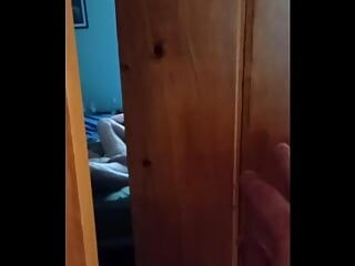 जासूसी करते हुए मैंने और मेरी पत्नी को कैमरे में कैद कर लिया जब वह पोर्न देख रही थी और हस्तमैथुन कर रही थी!