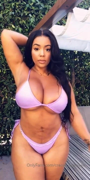 Culona y chichona en bikini morado