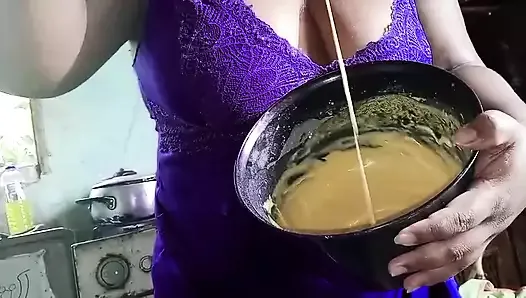 Belle-mère potelée faisant un gâteau sans culotte