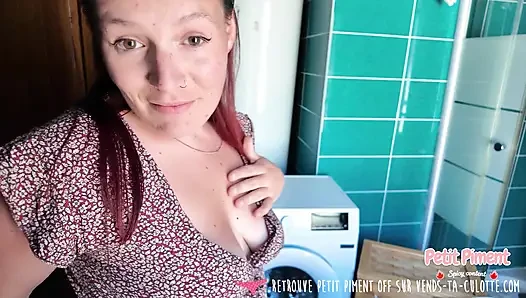 Vends-ta-culotte - güzel Fransız kızıl saçlı amatör kadın banyoda mutlu bir şekilde mastürbasyon yapıyor