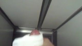 Masturbuje się w łazience w samolocie