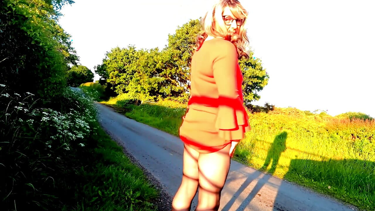 Amatör crossdresser Kellycd2022 onanerar i solen