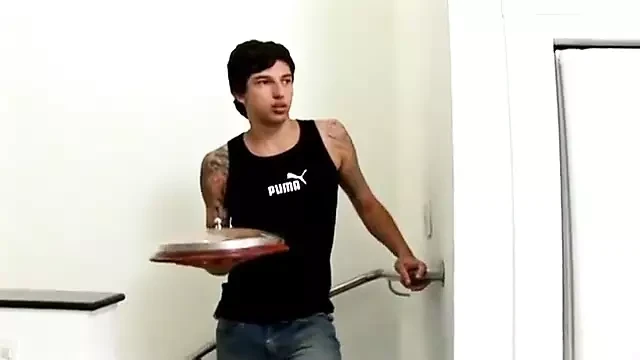 穿戴式假阳具的热辣小妞干变性人，而变性人则操壮男的紧致菊花