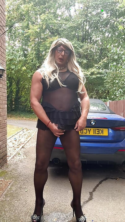 Seksi transvestit kellycd2022 u crnim bešavnim najlonkama i štiklama