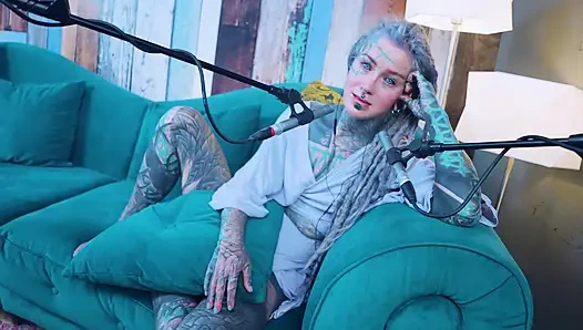 Ich spreche über H - Glück - ASMR podcast SFW spricht goth dünnes mädchen dreadlocks tattoo-modell inked mädchen