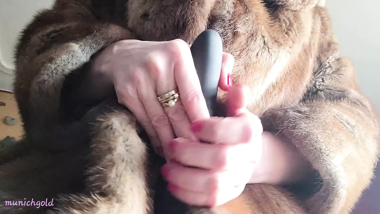 hot and horny mommy wishes you a happy Valentine’s Day! I’ll do it with the massage stick for you!