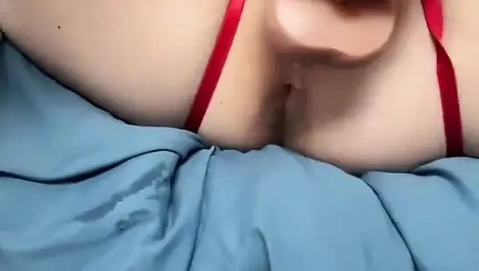 Aku lagi asik muasin memekku pakai dildo favoritku sampai dicrot di dalam