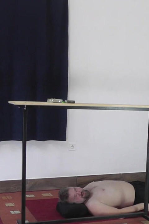 Stăpâna Cleo fumând și zdrobind!
