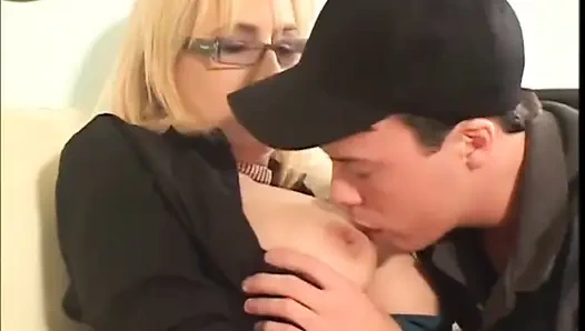 Erstaunliche MILF wird von jüngeren gefickt