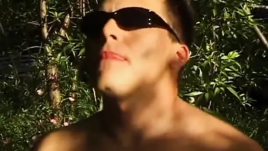 Sarışın hatun açık havada yalanıyor ve parmaklanıyor