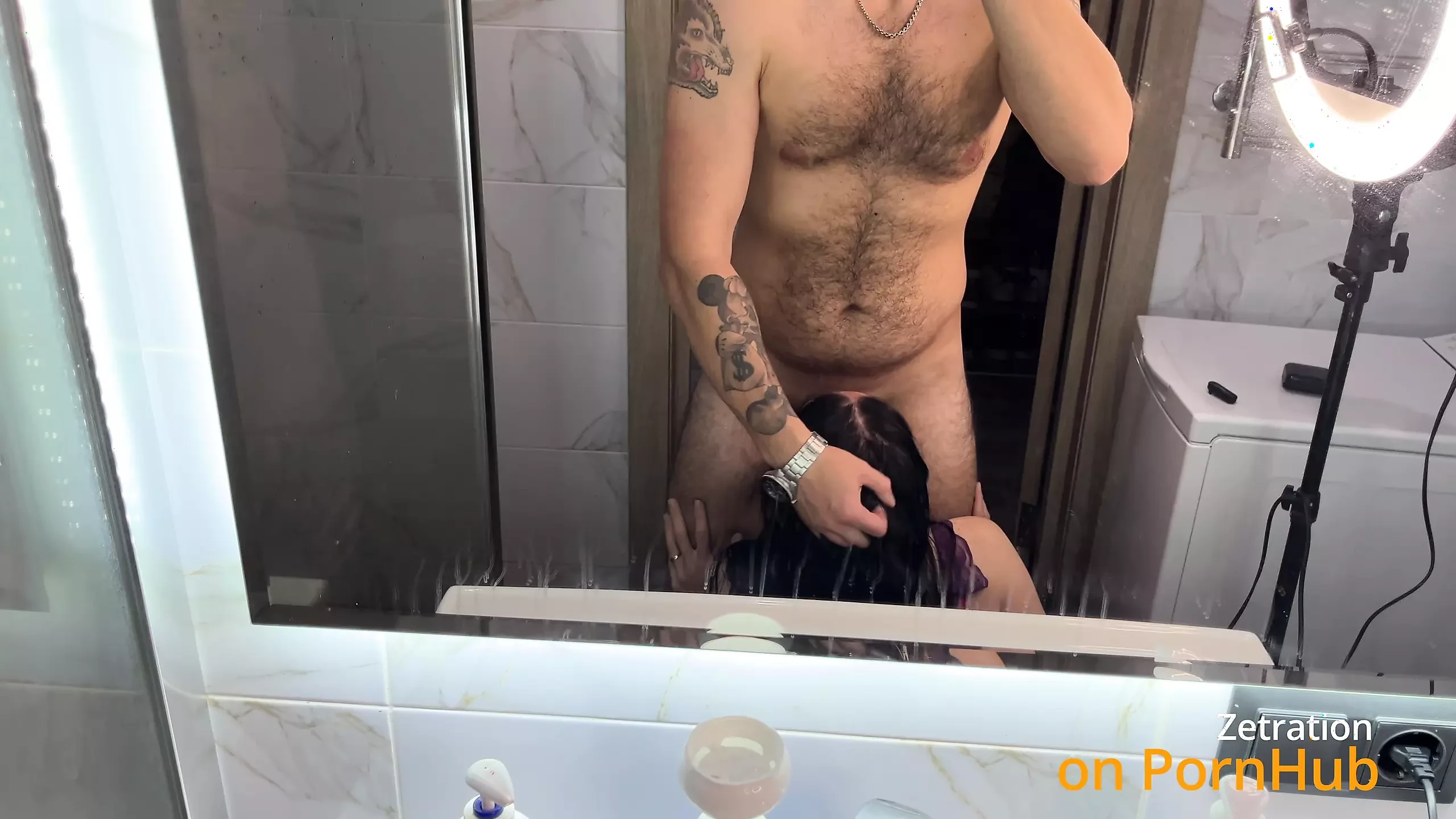 Per ongeluk mijn vriendje bespioneerd onder de douche, maar hij hield niet van hardcore milf pijpbeurt Zetration