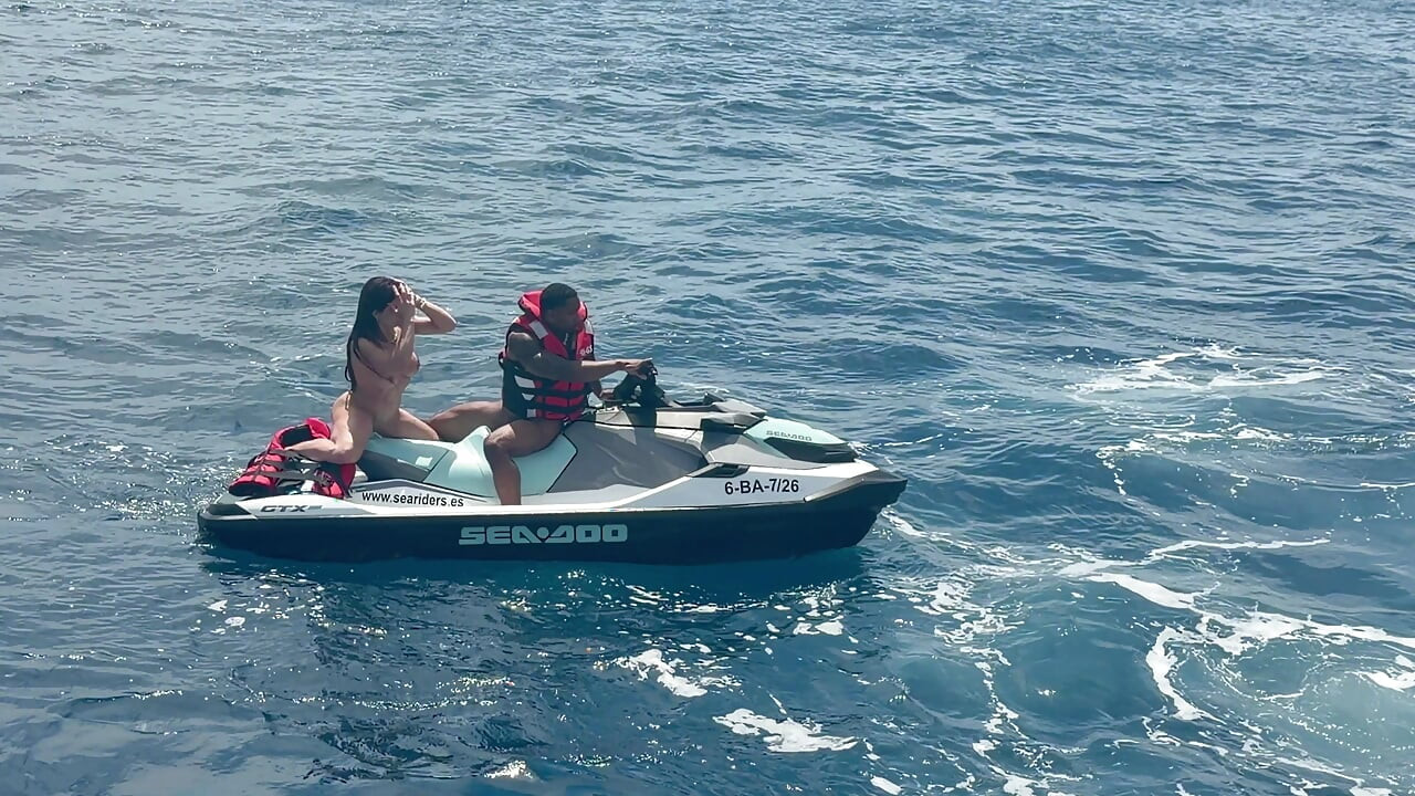 Suihkuttaa kovaa vesiskootterilla - Luiza Marcato & Jesus Reyes