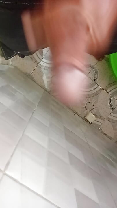 Tip s velikim crnim kurcem drka nakon što mu je odbijena pička