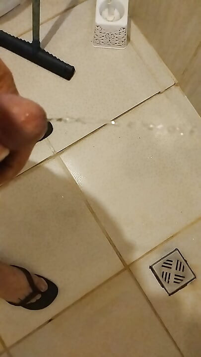 Urine falling in slow motion impresses