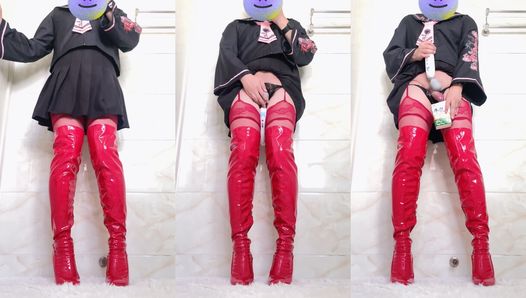 Crossdresser hellpunk_meow se masturbe dans des bottes rouges