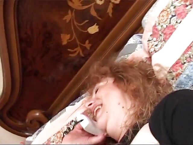 Amatérská tlustá žena si hraje ve své posteli s několika robertky