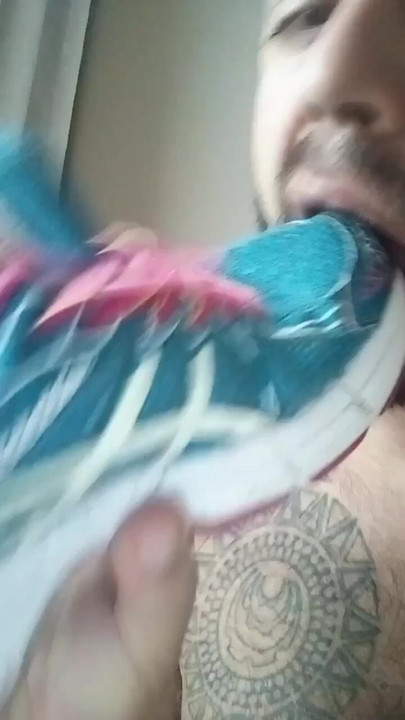 彼女は私がアシックスと一人で何をしているか想像もしなかった