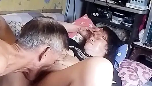 Birçok kez fışkırtıyor ve sikimden ve tounge'dan aldığı tatmini iyi hissediyor