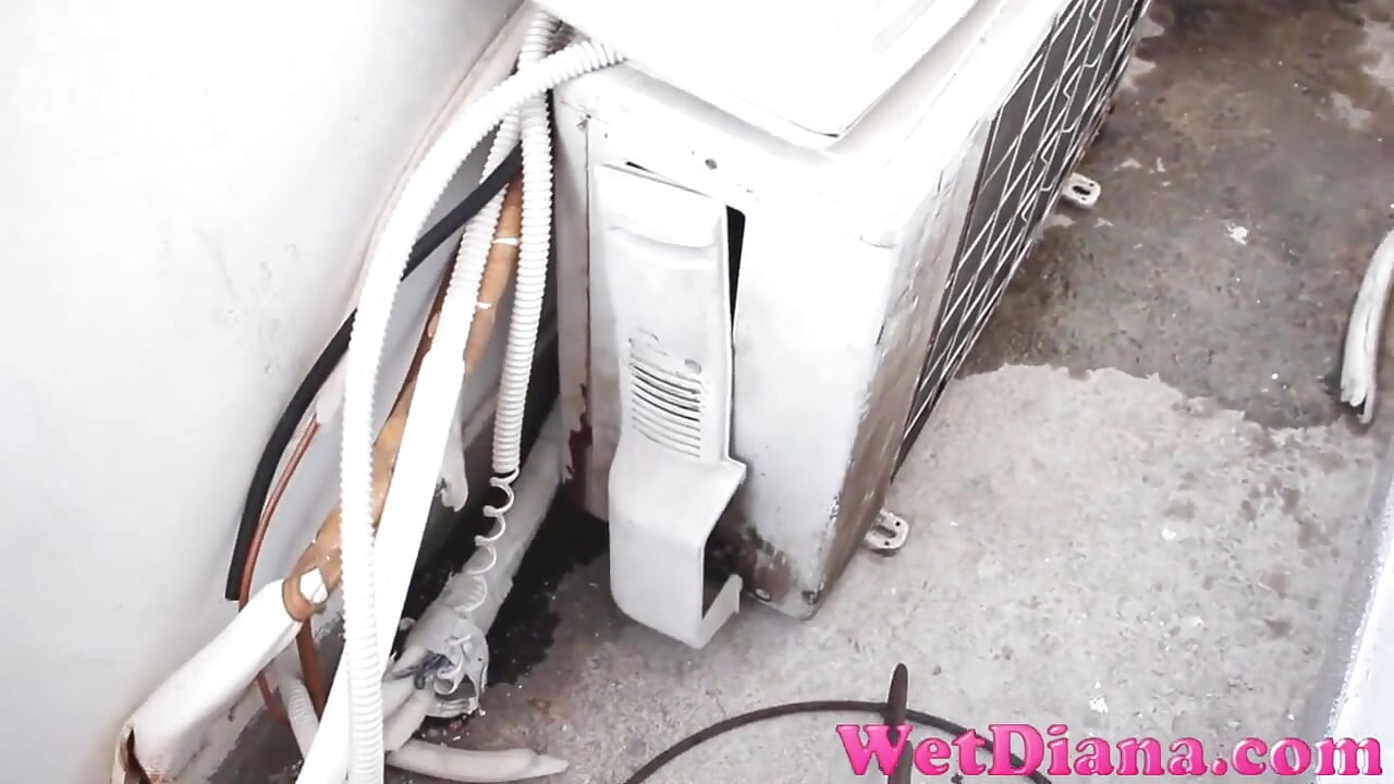 Garota sexy com urina completa desesperada para mijar, roupa molhada, xixi nas calças, fetiche de mijo com urina na urina