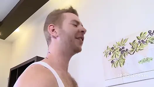 Adam iki Rus kızı zıplarken yakalıyor ve tüm deliklerinden sikiyor