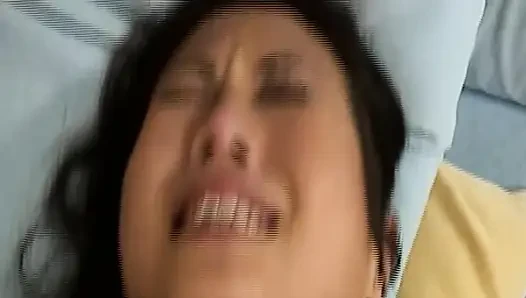 Cewek hot rambut cokelat ini dientot habis-habisan sama kontol besar sampai mengering keenakan