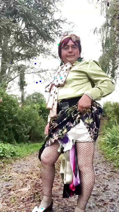 U outfitu s novom cvjetnom suknjom za večernji izlazak