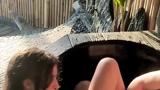 Трахаю молодую пару на веранде на улице