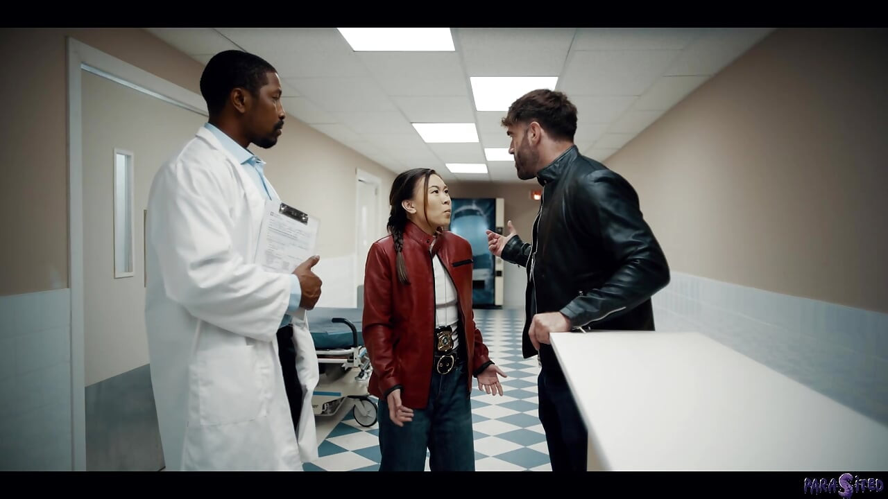 Blondine versus Aziatische lesbische geparasietde seks - Blake Blossom fokkerij van Kimmy Kimm